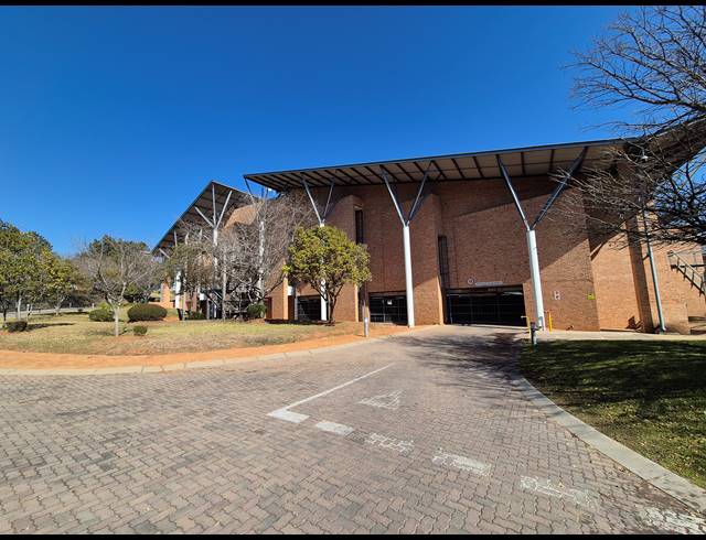 3,888M² OFFICE FOR SALE IN LONGMEADOW
